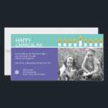 Carte de photo de la menorah de Hanoukka<br><div class="desc">Allumez la menorah et partagez votre joie à Hanoukka. Une carte photo qui met en valeur vos proches couronnés par une menorah de Hanoukka entièrement allumée. Tout le texte est personnalisable et se détache sur des panneaux de pourpre et de sarcelle riches avec un motif de cercle subtil, rehaussé par...</div>