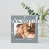 Carte de photo de mariage simple typographie cœurs (Debout devant)