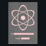Carte de place Pink Atomic Chalkboard<br><div class="desc">Carte de place en damier atomique mignonne et nerveuse avec un simple symbole atomique en rose clair sur un damier à l'air arrière - plan. Cette carte d'escorte geek et amusante est parfaite pour le couple passionné de science ! Un espace est prévu sur ce produit pour que vous écriviez...</div>