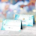 Carte De Placement B’nai Mitzvah Turquoise Aquarelle Noms Personnalis<br><div class="desc">Aucun B’nai Mitzvah party n’est complet sans carte de visite personnalisée. Laissez vos B’nai Mitzvahs préférés être fiers, se réjouir et célébrer leur jalon à leur fête parfaitement coordonnée. De superbes points de confettis bleus, modernes et minuscules, ornent un arrière - plan bleu turquoise. Faux brossé métal turquoise feuille bleue...</div>