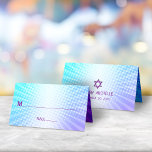 Carte De Placement Bat mitzvah Bold Boho Retro Blue Purple Gradient<br><div class="desc">Aucune fête Bat mitzvah n'est complète sans cartes de lieux personnalisées. Laissez votre Bat mitzvah préféré être fier, se réjouir et célébrer son jalon à sa fête parfaitement coordonnée. Une typographie violette amusante et audacieuse et Star of David superposent un arrière - plan de rayons clairs turquoise et violet foncés...</div>