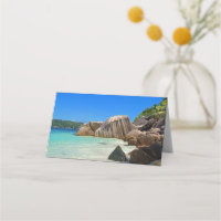 Belle mer tropicale avec une plage rocheuse