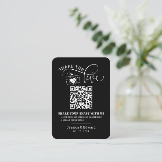 Carte De Placement Capturez L'Amour Qr Code Black Chic Mariage modern (Debout devant)