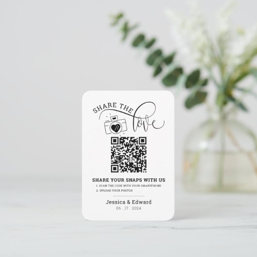 Carte De Placement Capturez L'Amour Qr Code Black Chic Mariage modern (Debout devant)
