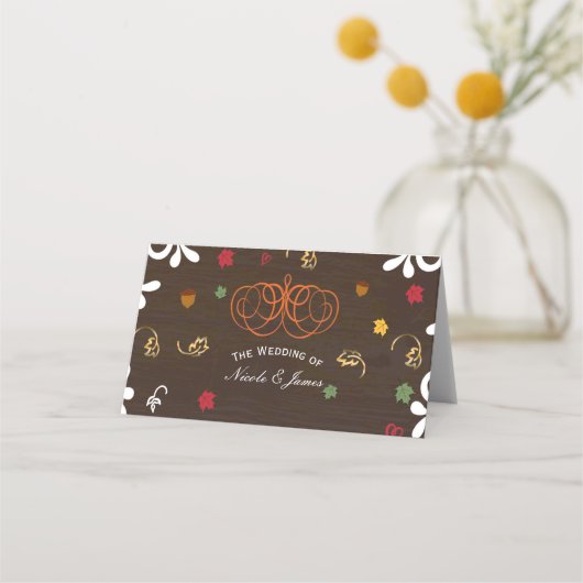 Carte De Placement Chute en Amour Citrouille Feuilles et table en boi (Devant)