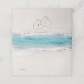 Carte De Placement Coeurs dans le sable destination mariage plage (Extérieur déplié)