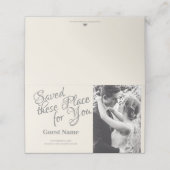 Carte De Placement Couple Mariage baiser en monochrome (Extérieur déplié)