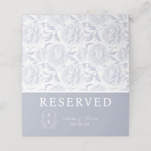 Carte De Placement Crest Monogram Dusty Blue Peony Reserved (Extérieur déplié)