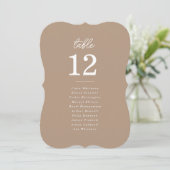 Carte de placement de table de mariage à l'écritur (Debout devant)
