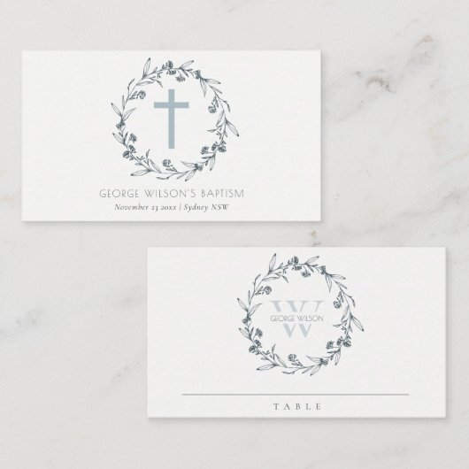 Carte De Placement Dusky Blue Floral Laurel Wreath Monogramme Baptême (Devant / Derrière)
