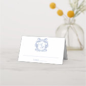 Carte De Placement Élégant Monogramme Dusty Blue Crest Mariage (Devant)