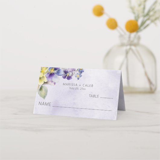 Carte De Placement Floral violet et jaune Mariage moderne plié (Devant)