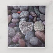 Carte De Placement Mariage de découverte du coeur de galets (Intérieur déplié)