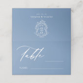 Carte De Placement Mariage de la crête de monogramme bleu poussiéreux (Extérieur déplié)
