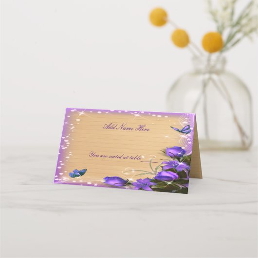 Carte De Placement Mariage de papillon floral violet en bois rustique (Devant)