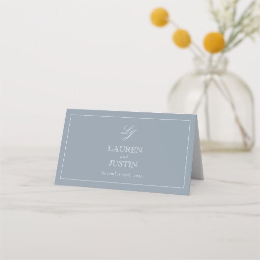 Carte De Placement Monogram Dusty Blue Script Mariage Numéro de table (Dos)