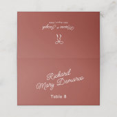 Carte De Placement Nom de l'invité de mariage rétro rouge et blanc (Extérieur déplié)
