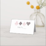Carte De Placement Parties scintillant d'argent Vegas Faux et carte B<br><div class="desc">Idéal pour un mariage glamour et glamour de casino de Las Vegas, cette carte blanche pliée présente une parties scintillant faux argent avec des costumes de cartes roses moelleuses, un espace pré-imprimé pour écrire dans les numéros de table et un espace blanc vierge pour écrire dans vos noms de clients....</div>