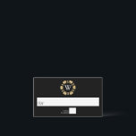 Carte De Placement Parties scintillant d'or Monogram Poker Chip Casin<br><div class="desc">Célébrez dans le style avec ces cartes mariages design et très tendance. Le design est facile à personnaliser avec votre libellé d'événement spécial et vos invités seront ravis quand ils verront ces cartes de lieux fabuleuses. Les éléments mariages correspondants se trouvent dans la collection.</div>