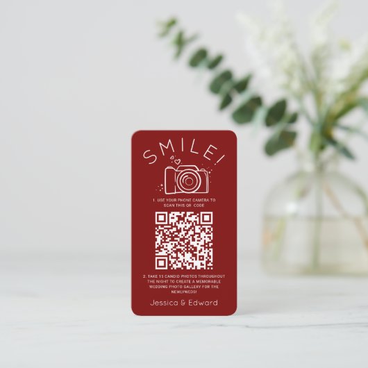 Carte De Placement Photos mémorables Qr Code Rouge Chic Mariage moder (Debout devant)