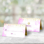 Carte De Placement Points or bat mitzvah tendance sur Aquarelle rose<br><div class="desc">Aucune fête Bat mitzvah n'est complète sans cartes de lieux personnalisées. Laissez votre Bat mitzvah préféré être fier, se réjouir et célébrer son jalon à sa fête parfaitement coordonnée. De minuscules points brillants, modernes et brillants d'or imitant superposent un arrière - plan d'aquarelle rose pâle. Une feuille d'or faux orne...</div>
