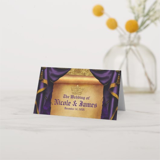 Carte De Placement Rideaux royaux violets et dorés Table de mariage à (Devant)