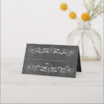 Carte De Placement Vintage Black Chalkboard Mariage<br><div class="desc">La carte d'accompagnement pliée présente un design d'inspiration vintage avec des tourbillons décoratifs et des fioritures. Arrière - plan de tableau noir rustique avec design blanc. Remarque : utilisez un stylo blanc opaque pour écrire les noms des invités et les numéros de table.</div>
