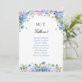 Carte de plan de table à monogramme Hydrangea Bleu (Debout devant)