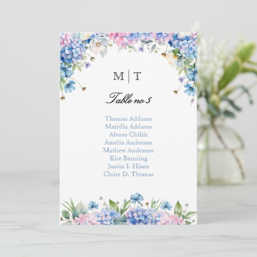 Carte de plan de table à monogramme Hydrangea Bleu (Debout devant)