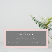 Carte de plan de table grise et rose blush pour le (Debout devant)