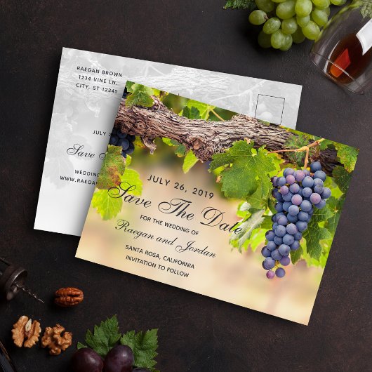 Carte de rappel de date avec raisins sur vigne