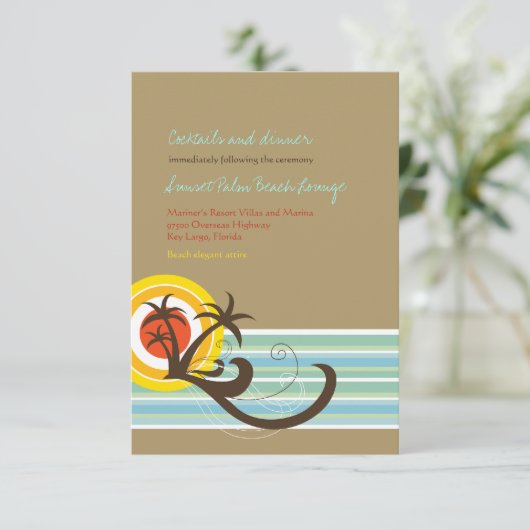 Carte de réception de mariage sur la plage aux pal (Debout devant)