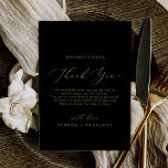 Carte de réception Delicic Gold et Black Merci<br><div class="desc">Cette délicate carte de réception en or et en noir remerciement est parfaite pour un mariage moderne. Le design minimaliste romantique présente une belle et élégante typographie de champagne jaune doré sur un arrière - plan noir au look épuré et simple. Placez ces cartes à la table de chaque invité...</div>