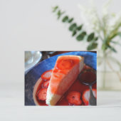 Carte de recette de gâteau au fromage à la fraise (Debout devant)