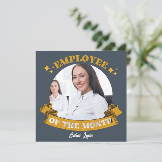 Carte de récompense de l'employé jaune du mois (Debout devant)