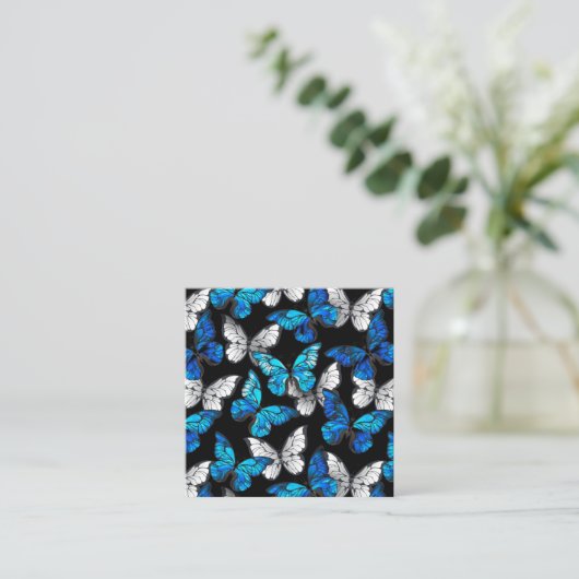 Carte De Réduction Dark Seamless Pattern with Blue Butterflies Morpho (Debout devant)