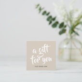 Carte de réduction de coupon de script beige moder (Debout devant)