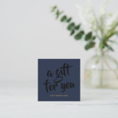 Carte de réduction de coupon de script bleu marine (Debout devant)