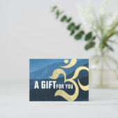 Carte De Réduction Professeur de méditation de yoga Symbole OM bleu e (Debout devant)