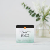 Carte De Réduction Salon de beauté Simple Élégant Première fois (Debout devant)