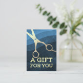 Carte De Réduction Salon des cheveux Coiffeuse Ciseaux bleu et or mod (Debout devant)