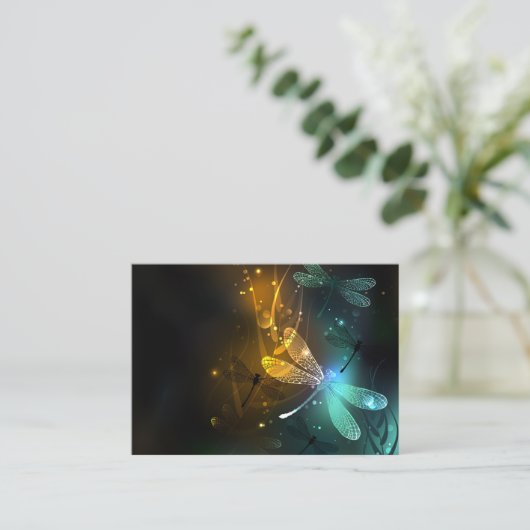 Carte De Réduction Vol de libellule verte lumineuse (Debout devant)