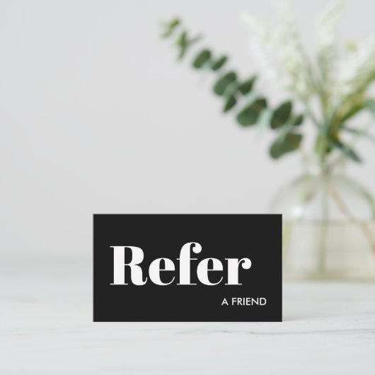 Carte De Référencement Simple Noir et Blanc recommander un ami (Debout devant)