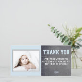 Carte de remerciement d'anniversaire bleue Photo E (Debout devant)