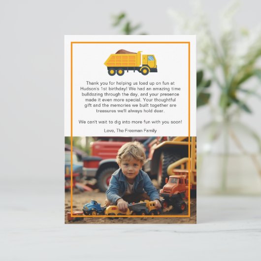 Carte de remerciement d'anniversaire de constructi (Debout devant)