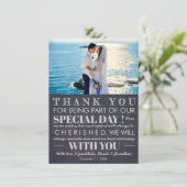 Carte de remerciement de mariage moderne avec tabl (Debout devant)