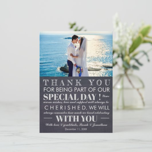 Carte de remerciement de mariage moderne avec tabl (Debout devant)