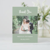 Carte de remerciement de mariage moderne vert saug (Debout devant)