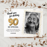 Carte De Remerciements 90e photo d'anniversaire adulte moderne<br><div class="desc">Elégante fête de quatre-vingt-dixième anniversaire,  cartes de remerciement avec un simple arrière - plan blanc qui peut être changé à n'importe quelle couleur,  une photo de la fille / garçon d'anniversaire,  parties scintillant brillante or,  quatre-vingt-dix ballons d'hélium or,  et un modèle de remerciement moderne qui est facile à personnaliser.</div>