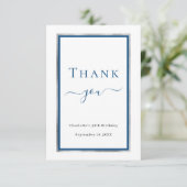 Carte De Remerciements Anniversaire blanc bleu élégant (Debout devant)